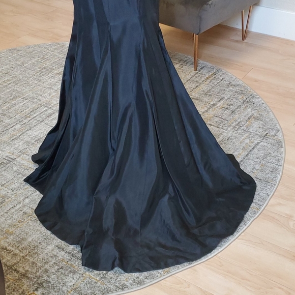 Size 2 NWT discontinued Sherri HIll strapless trumpet gown with train - Picture 6 of 8